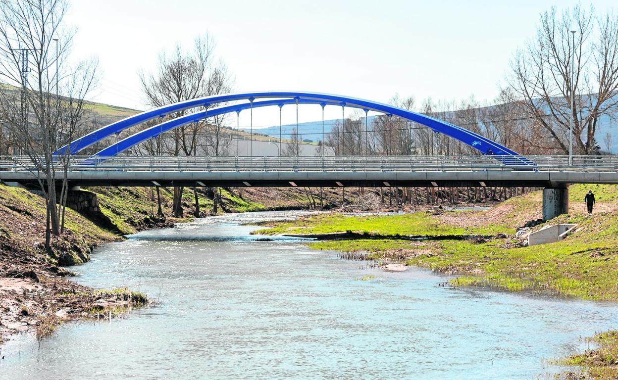 Zona del puente nuevo de Reinosa, próxima a la confluencia del Híjar con el Ebro, en la que se actuará tanto este año como en 2022. 