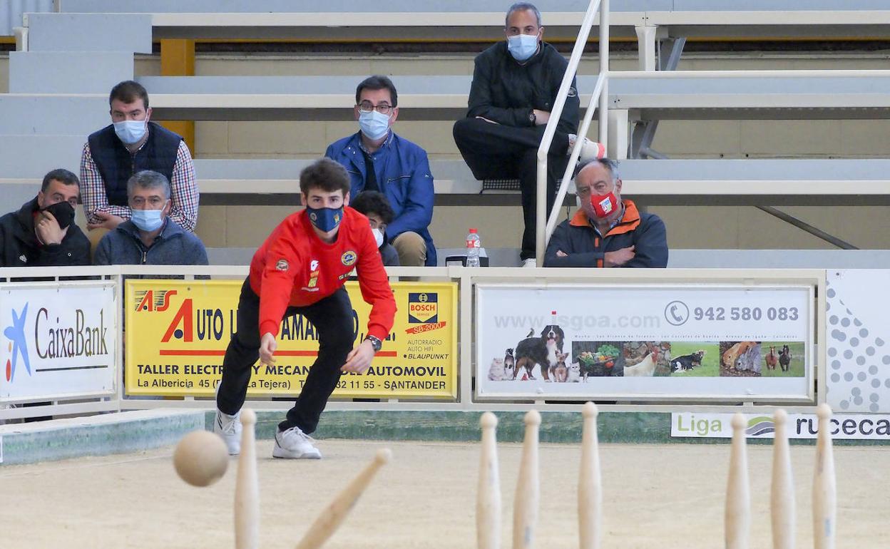 Mario Pellón logró un emboque decisivo para el empate de la Bolística ante Andros. 