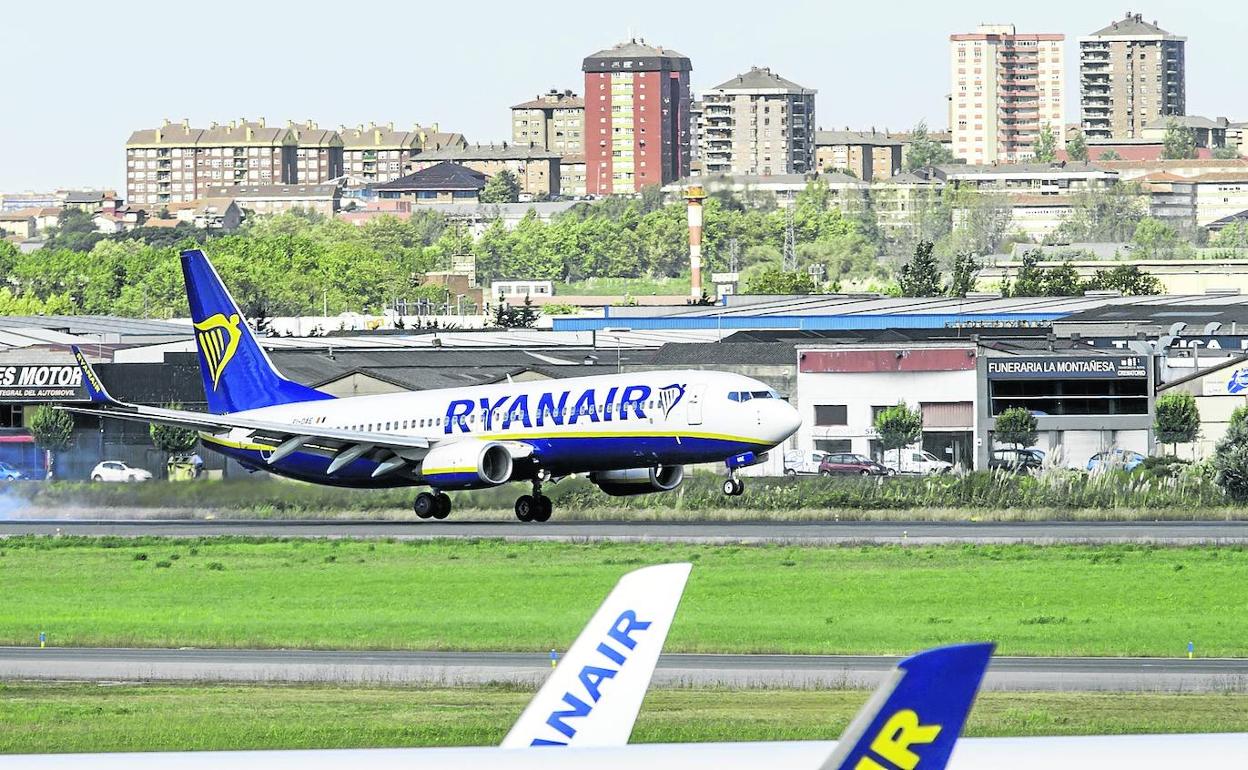 Un avión de Ryanair, aterrizando en el aeropuerto Seve Ballesteros.