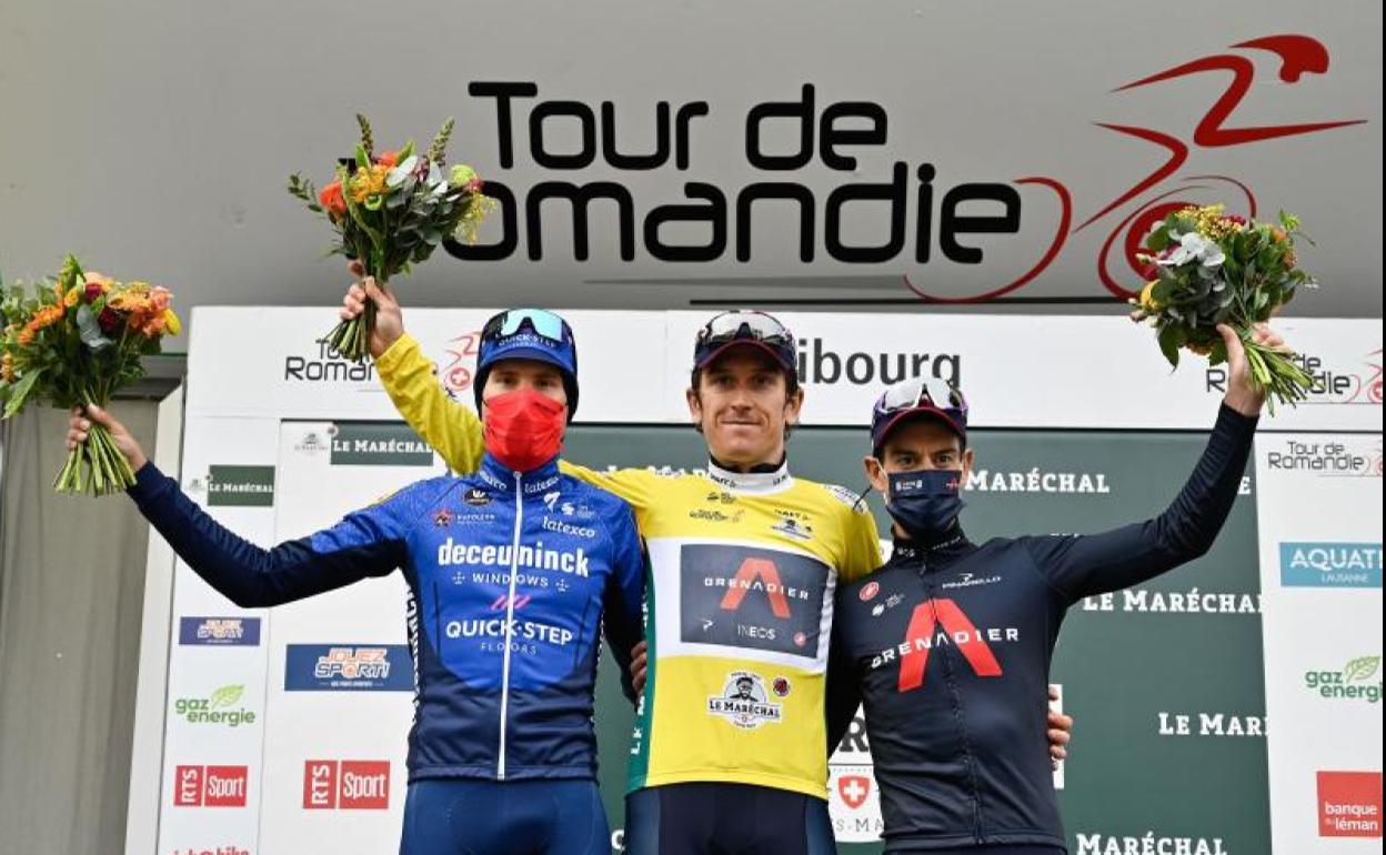 Geraint Thomas, en el centro del podio con el maillot amarillo. 