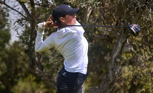 Natalia Rodríguez efectúa un golpe durante un torneo.