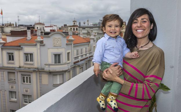 Bárbara Gómez posa en la terraza de su casa junto a su hijo Pablo, de once meses y medio. 