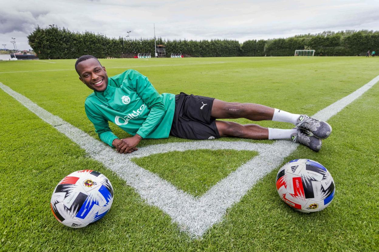 Cedric posa con dos balones en uno de los campos de las Instalaciones Nando Yosu. 