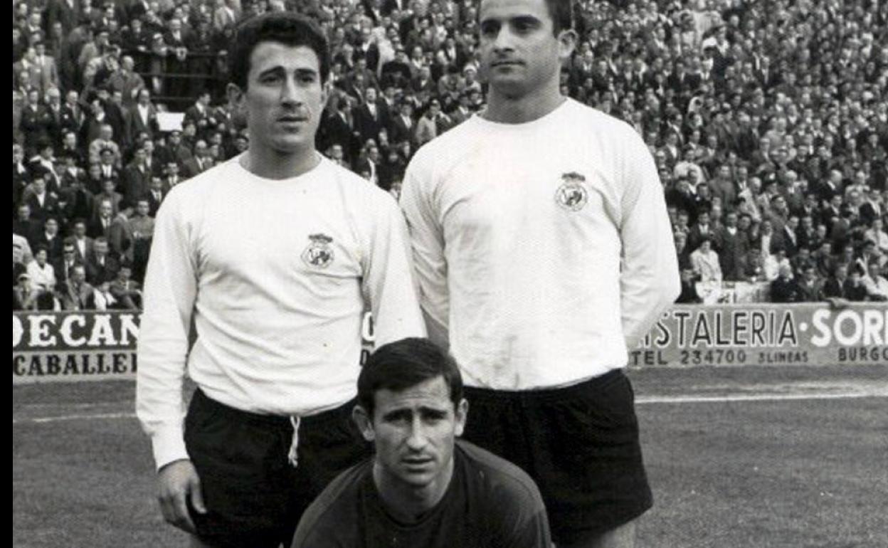 Zamanillo y Ucelay posan con Zaballa (agachado) en el partido de Copa que en 1966 enfrentó al Racing y al Barcelona.