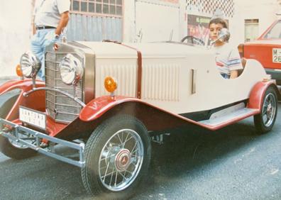 Imagen secundaria 1 - José Ángel, de niño, a bordo del coche. A la derecha, el vehículo en el garaje, antes de su remozado. 