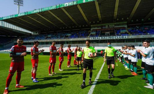 Rayo y Gimnástica homenajean al árbitro, Julián García García, en el partido de despedida. 