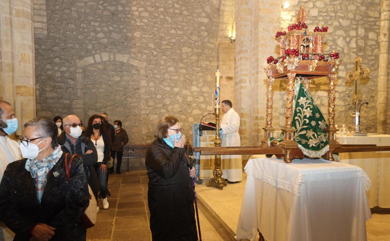 Una devota se santigua ante la imagen de la patrona de Liébana en la iglesia del monasterio de Santo Toribio 