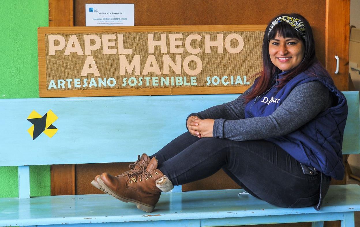 Carolina Artiaga, que se marchó de El Salvador huyendo de la violencia, posa en el taller de Dínamo de la Accas. 