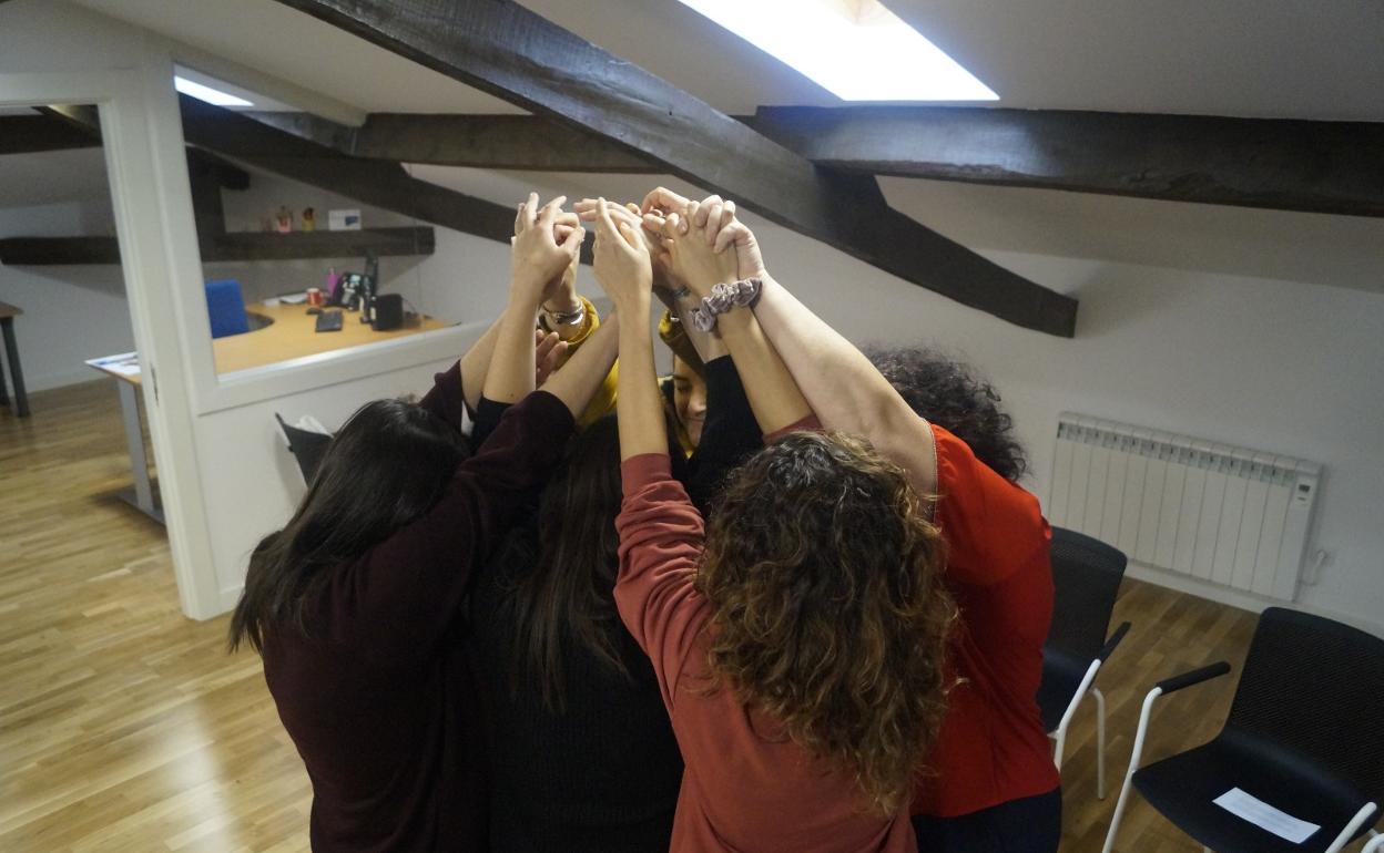 Foto de archivo de participantes en uno de los talleres de Espacio Familias.