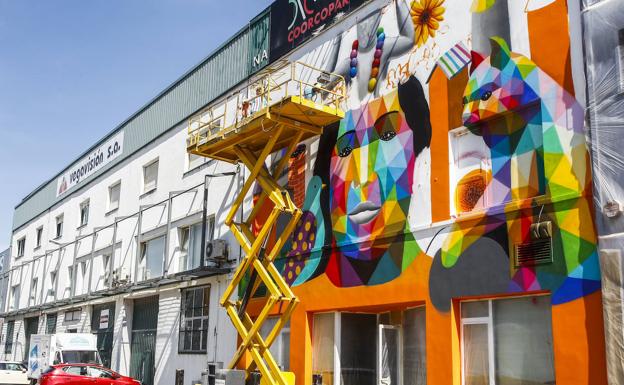 Imagen principal - Okuda pinta su primera obra urbana en Torrelavega