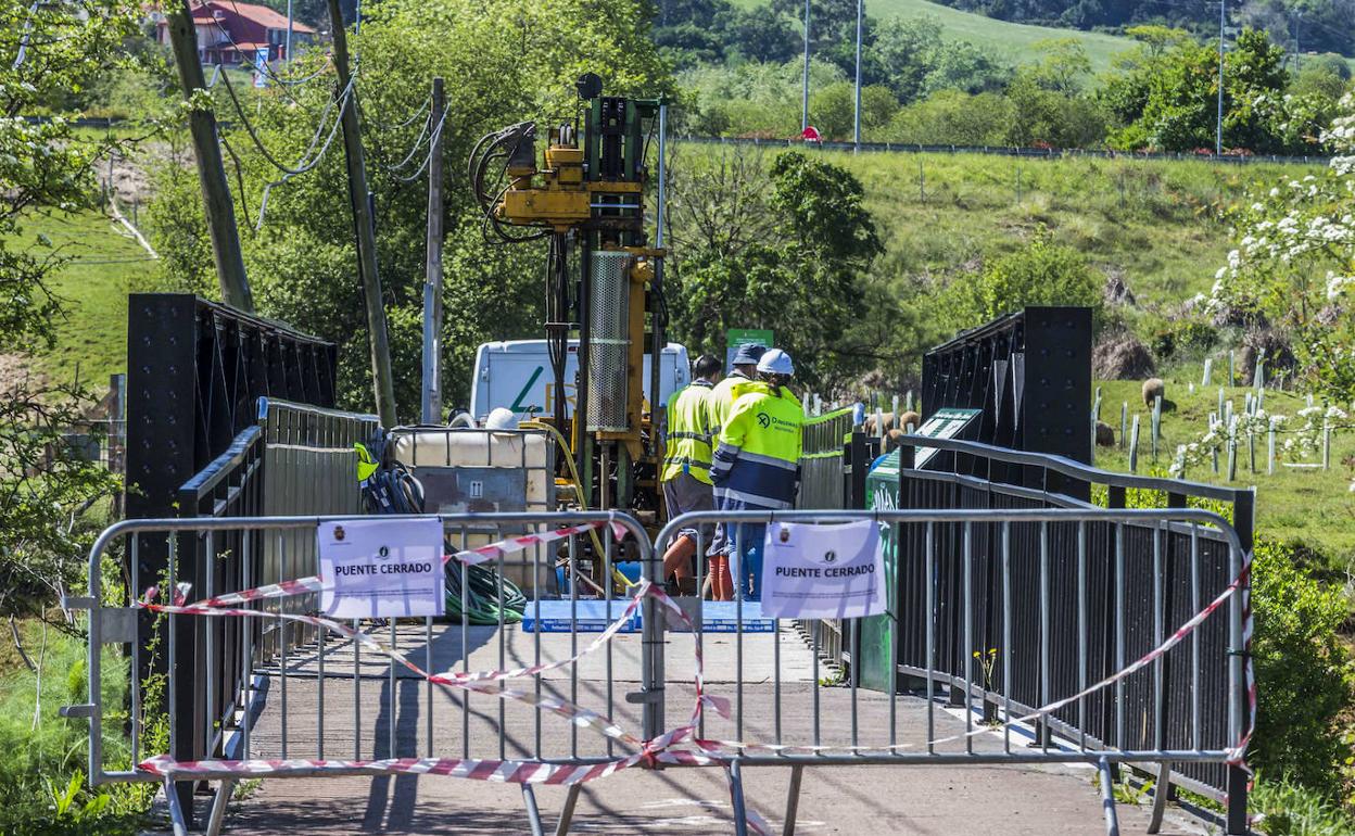 La máquina para los estudios de la pasarela y los trabajadores de la empresa Rucecan comenzaron ayer los estudios. Fotografías:
