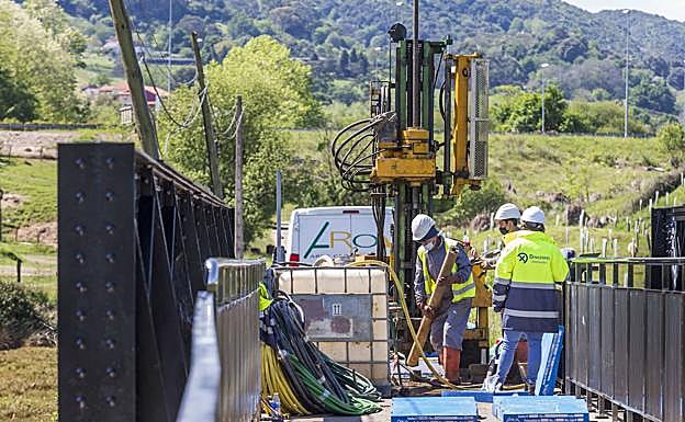 Imagen principal - Obras Públicas comienza los trabajos para asegurar el puente sobre la ría de Solía