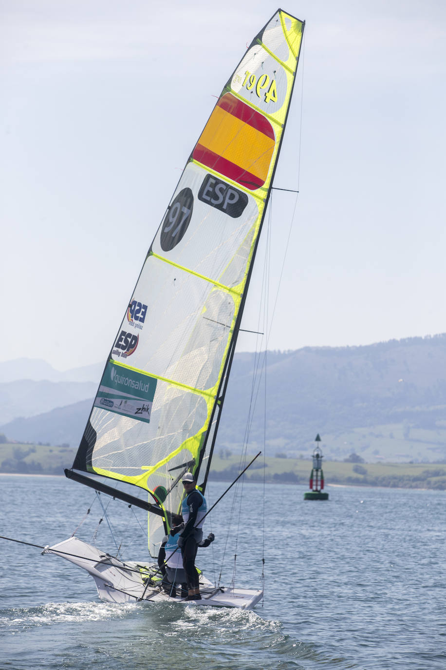 Primera jornada del test preolímpico de las clases 49er y Nacra 17 que se disputa en Santander.