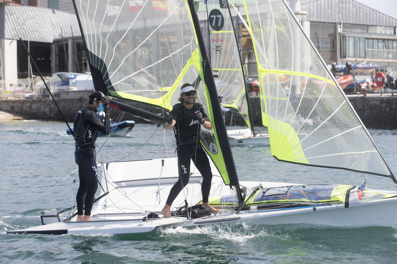 Primera jornada del test preolímpico de las clases 49er y Nacra 17 que se disputa en Santander.