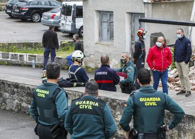 Imagen secundaria 1 - Tres obreros se salvan de ser sepultados por el derrumbe de un tejado en Villabáñez