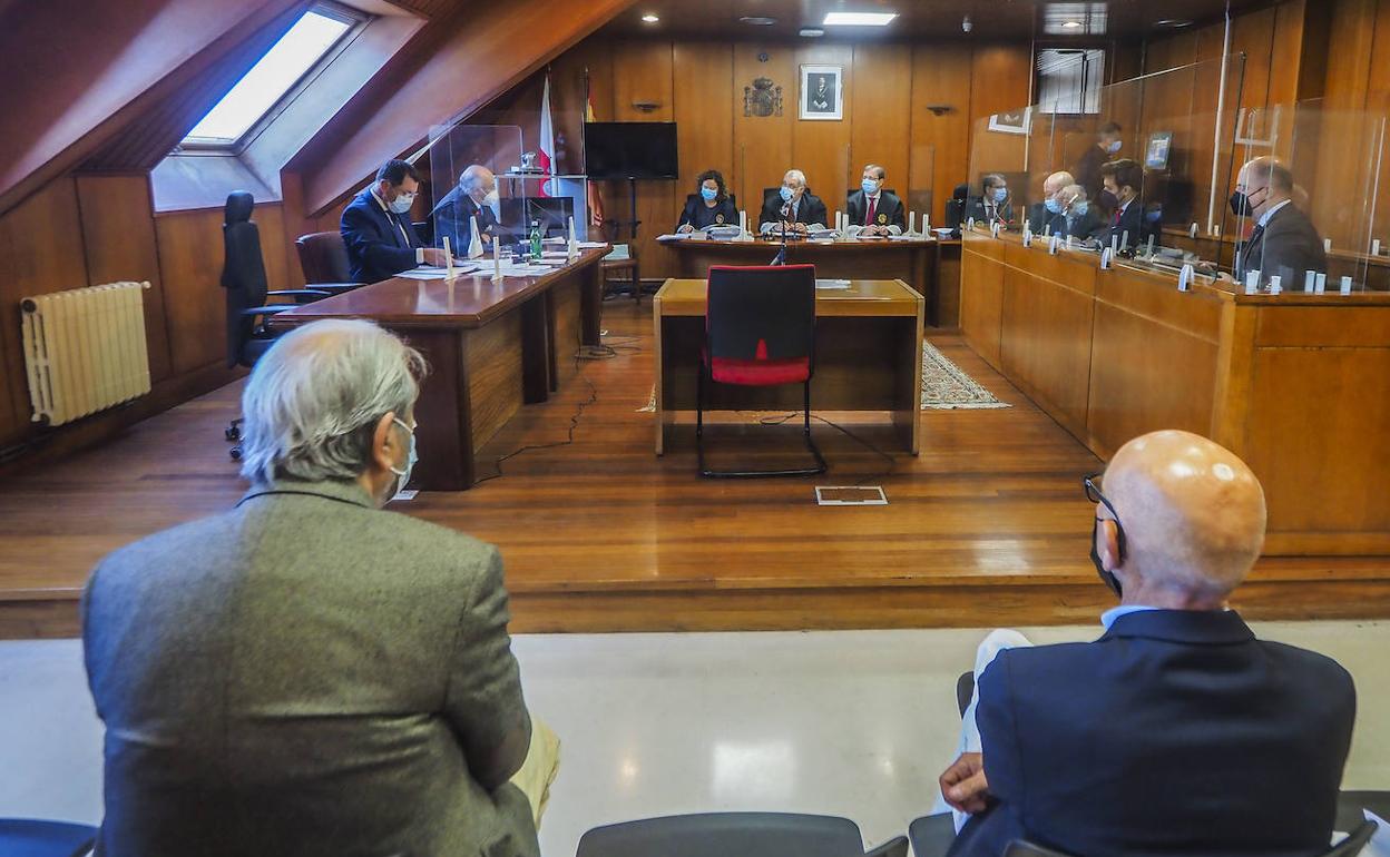 Una de las sesiones del juicio contra el exalcalde de Noja y el exsecretario municipal.