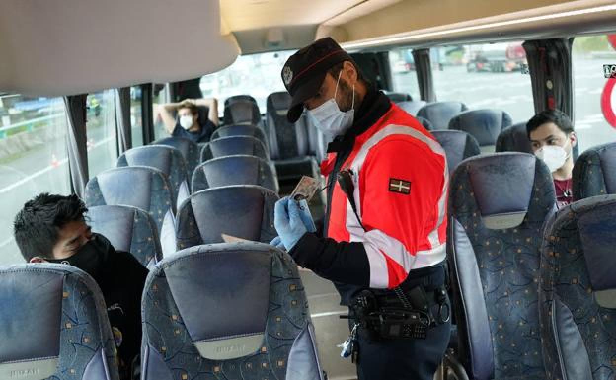 Imagen de un agente en un control en un autobús. 