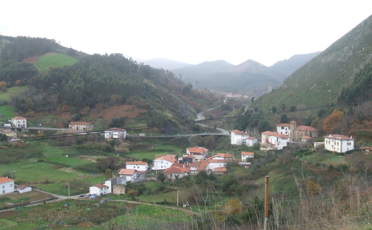 La pedanía castreña de Ontón y, al fondo, su barrio de Baltezana.