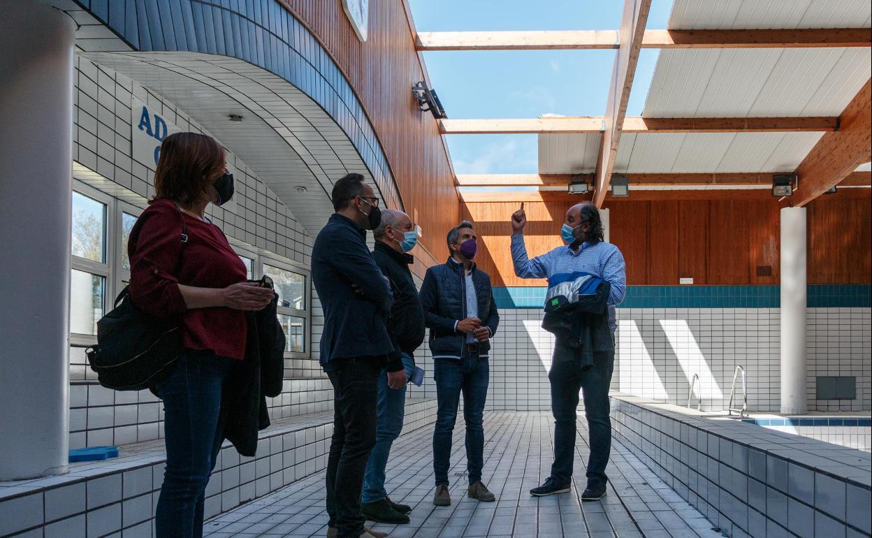 El concejal de Obras Públicas muestra a Zuloaga, Barrio y varios concejales asistentes, los desperfectos en la cubierta de las piscinas climatizadas 