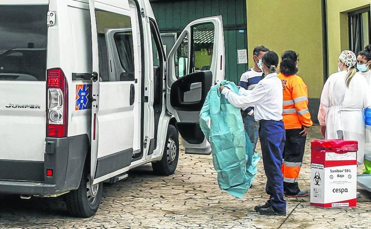 Los sanitarios se preparan para realizar un cribado en la residencia de Quijas. 