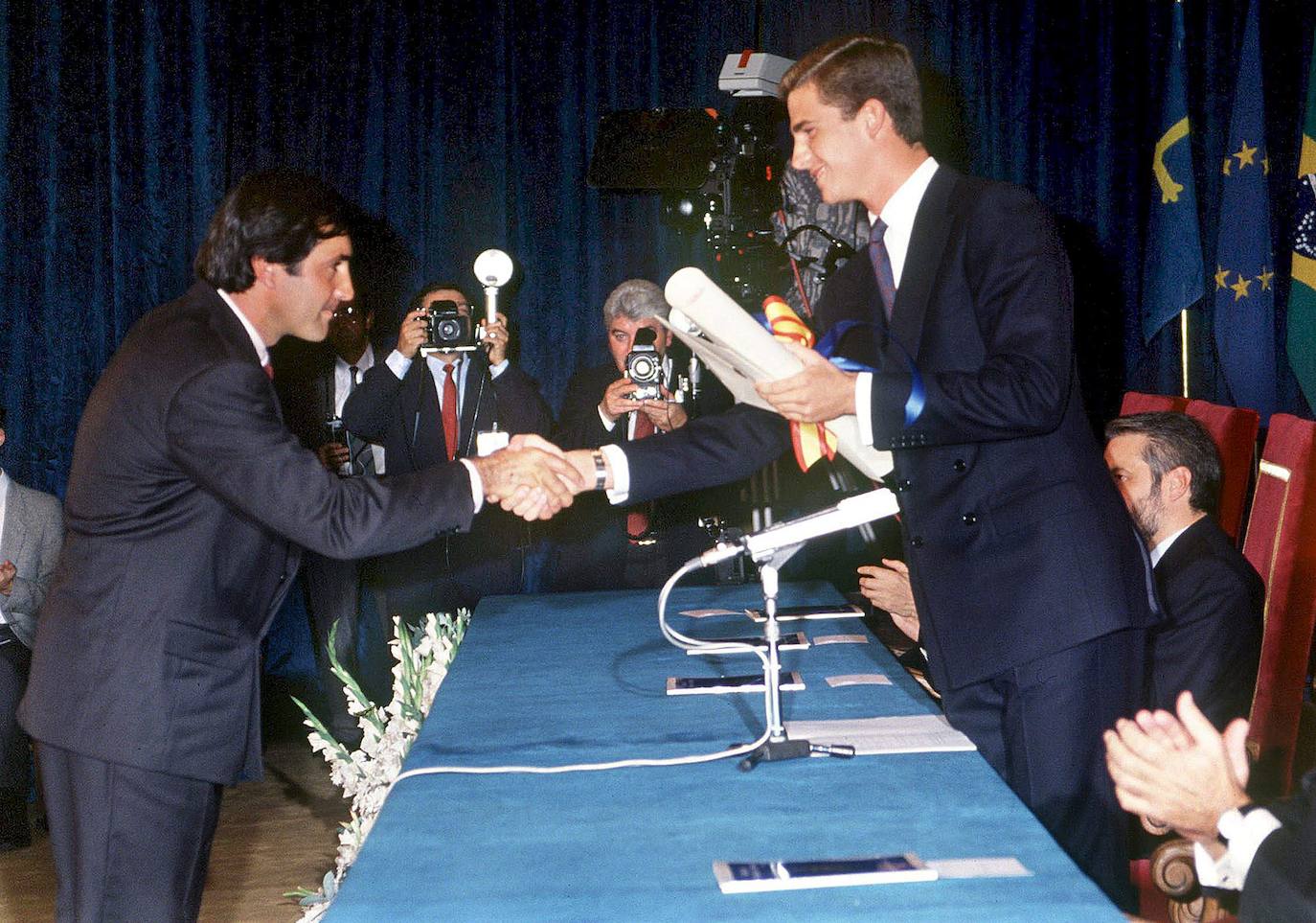 21/10/1989 Severiano Ballesteros recibe de manos del príncipe Felipe el Premio Príncipe de Asturias de los Deportes 1989.