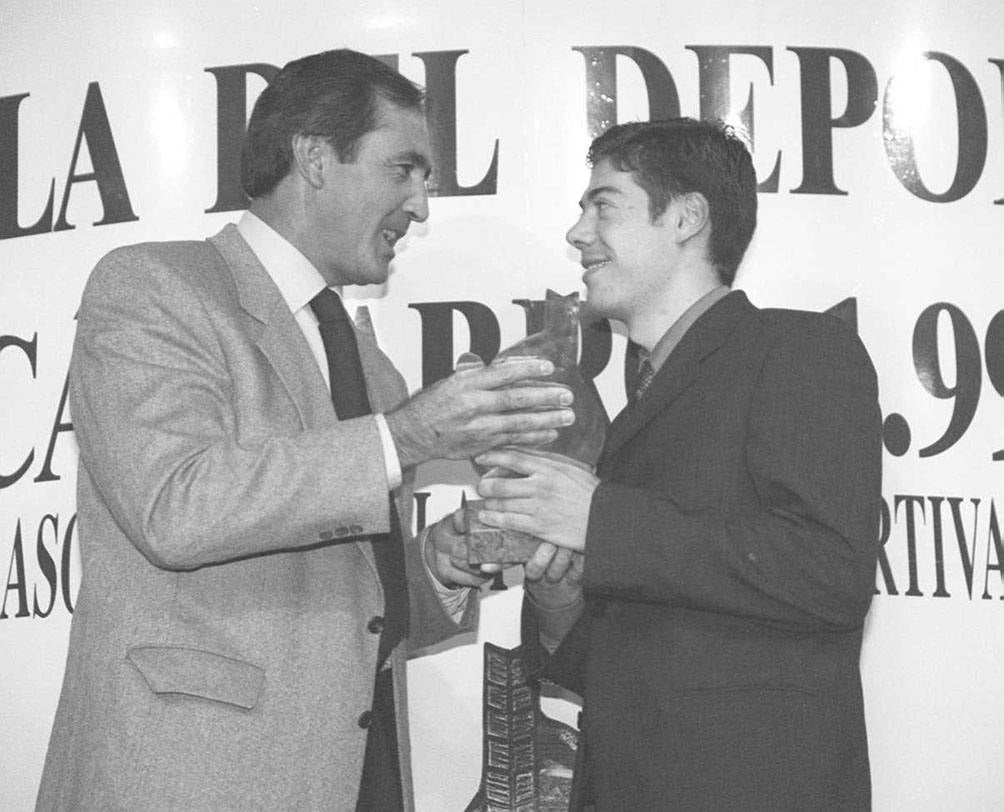 30/12/1999 Severiano Ballesteros entrega al ciclista Oscar Freire el premio al mejor Deportista Internacional del Año durante la Gala del Deporte Cántabro.