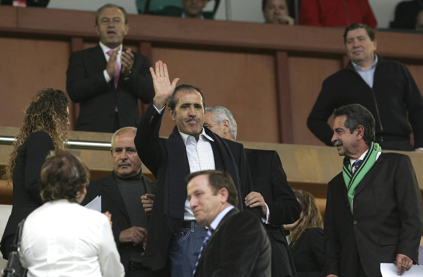 03/05/2009 Severiano Ballesteros saluda al público en su primera aparición pública, tras sufrir una grave enfermedad, momentos antes del inicio del encuentro entre el Racing de Santander y U. D. Almeria en el estadio del Sardinero.