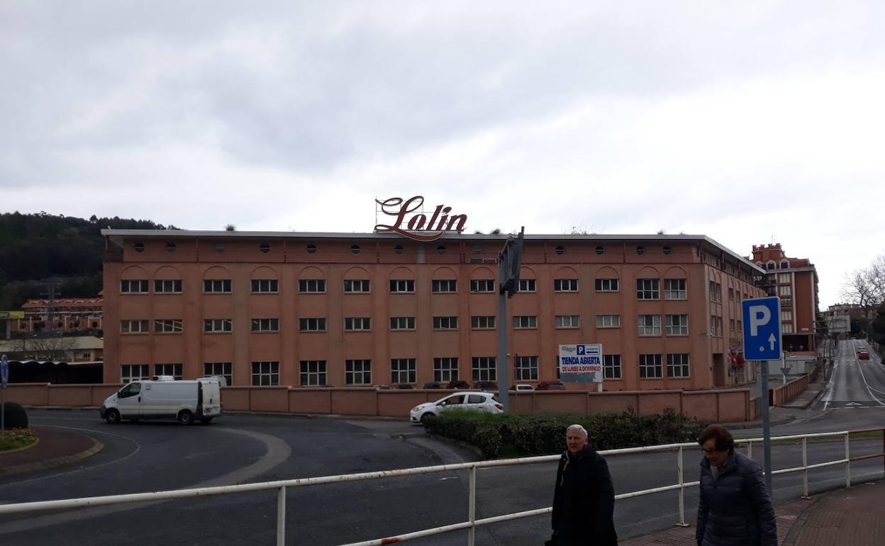 La fábrica de Conservas Lolín se encuentra situada en la entrada sur de Castro Urdiales, en la trama urbana