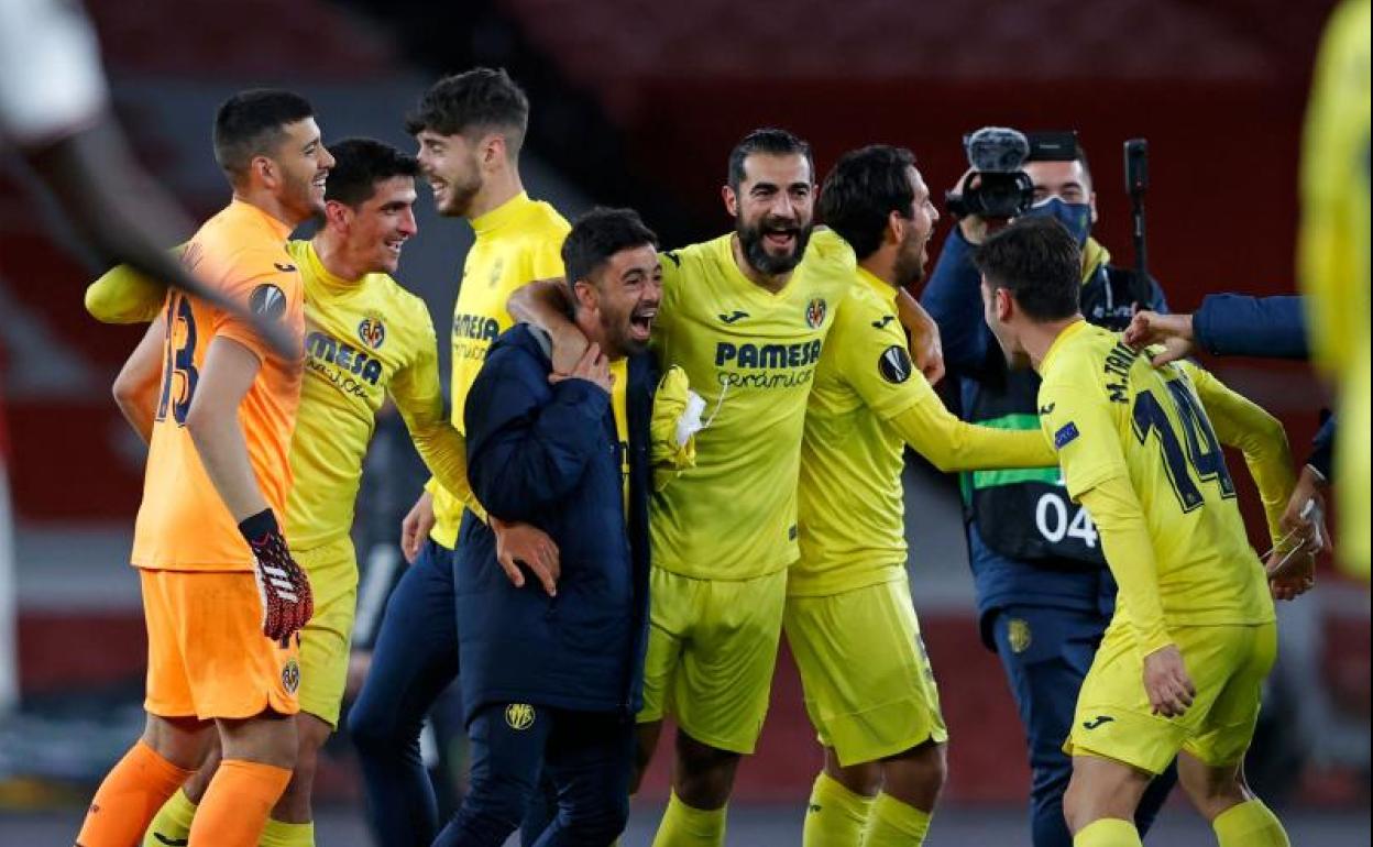 Los jugadores del Villarreal celebran el pase a la final de la Europa League.