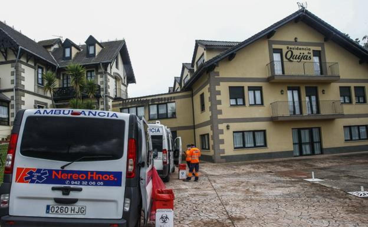 Imagen de sanitarios a las puertas de la residencia.