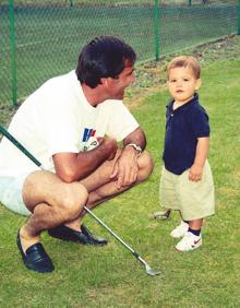 Imagen secundaria 2 - Dos fotos muy familiares: Seve Ballesteros con sus tres hijos: Miguel (izquierda), Javier y Carmen. Y Seve junto a Javier, ya con un palo de golf en la mano.