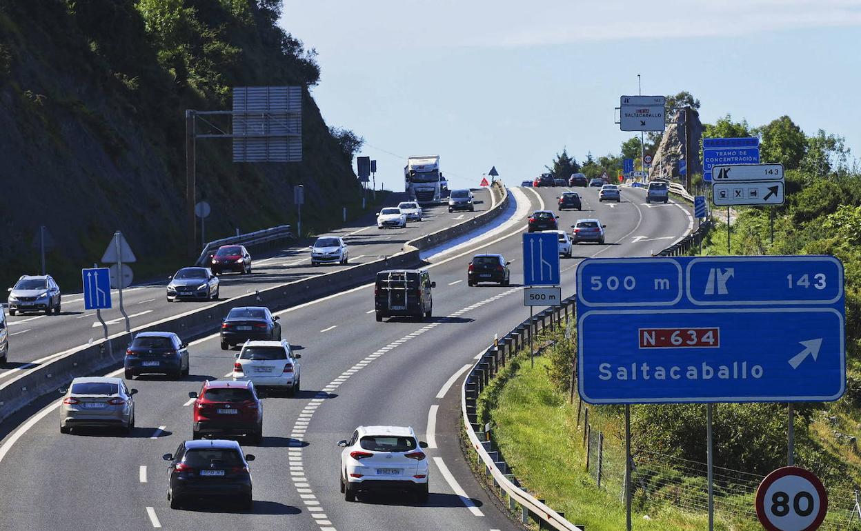 Revilla califica como «un palo» el plan para cobrar peaje en las carreteras