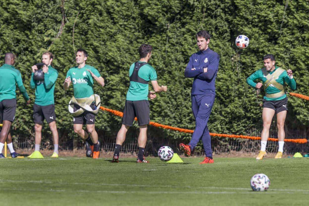 Solabarrieta observa las evoluciones de sus jugadores durante un entrenamiento en La Albericia. roberto ruiz