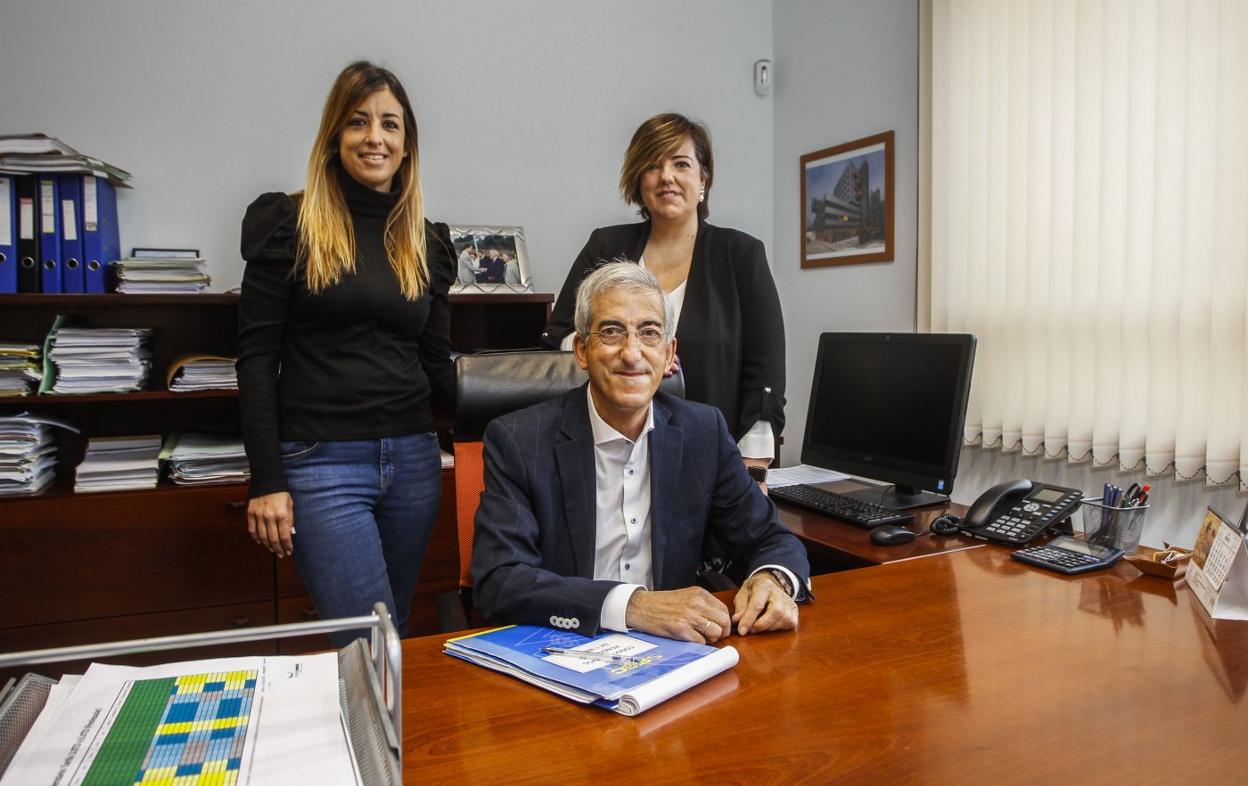 Juan de Miguel, junto a sus hijas Eva (izquierda) y Sylvia, en la sede de la constructora en Torrelavega. 