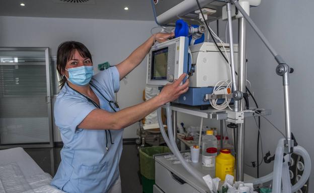 Sheyla Díaz, enfermera, en la Unidad de Cuidados Intensivos de Valdecilla. 