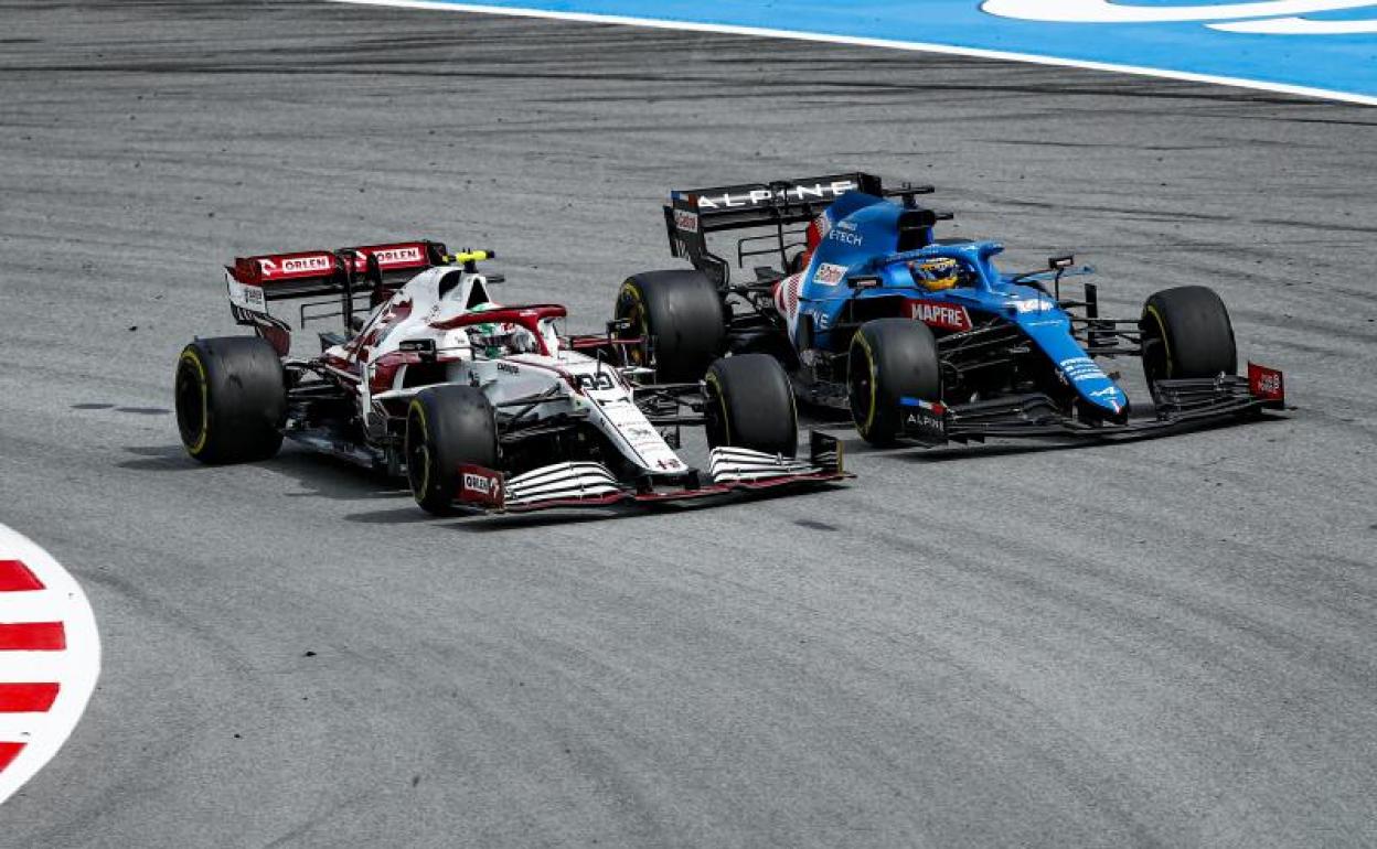 Alonso luchando con Giovinazzi en Montmeló