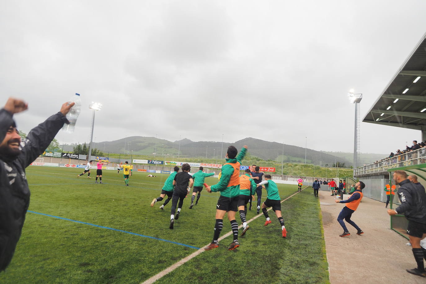 Fotos: El Rayo Cantabria celebra su ascenso a Segunda RFEF