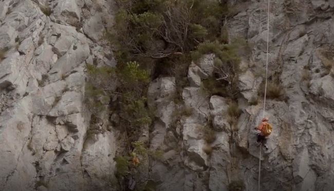 El presidente invitó al aventurero a conocer una cavidad de difícil acceso en la que se refugió Segundo Bores, el último guerrillero lebaniego, que se conserva en el mismo estado en el que la dejó en 1944