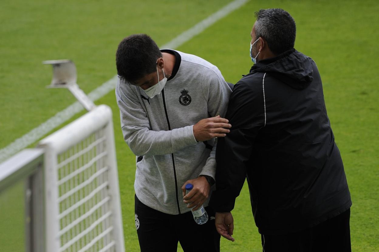 Aritz Solabarrieta se saluda con David Navarro, técnico del Tarazona. daniel pedriza