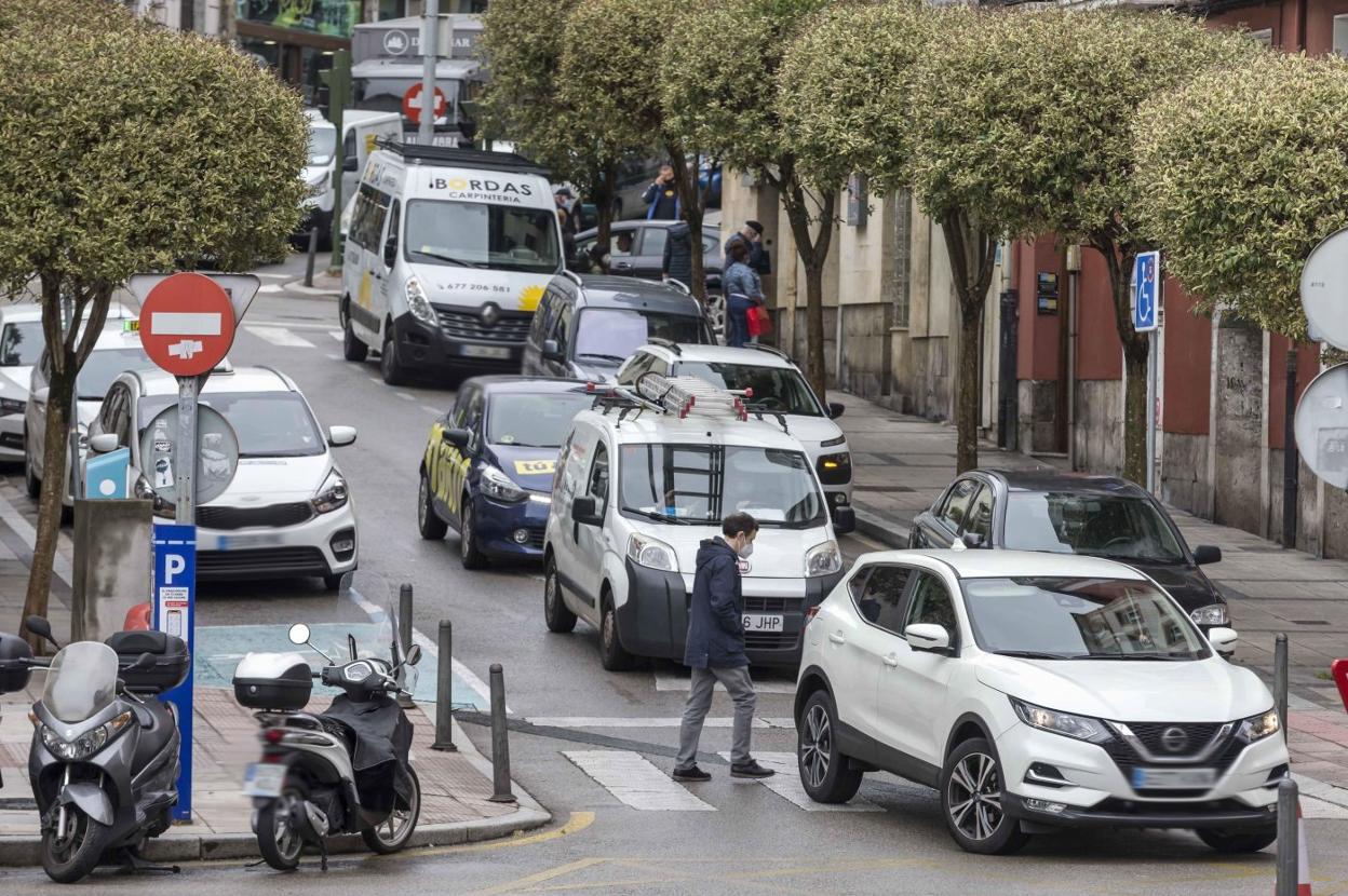 Por el centro. Vehículos a la altura de un paso de cebra en la calle Cisneros, ya llegando a la altura de la Plaza de La Esperanza. 