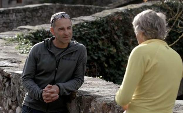 Francisco Caso, del Greim de Potes, explica a Calleja cómo descubrió la cueva.