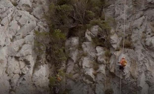 Imagen principal - Imágenes de la subida de Calleja a la cueva y detalles de lo que encontró allí.