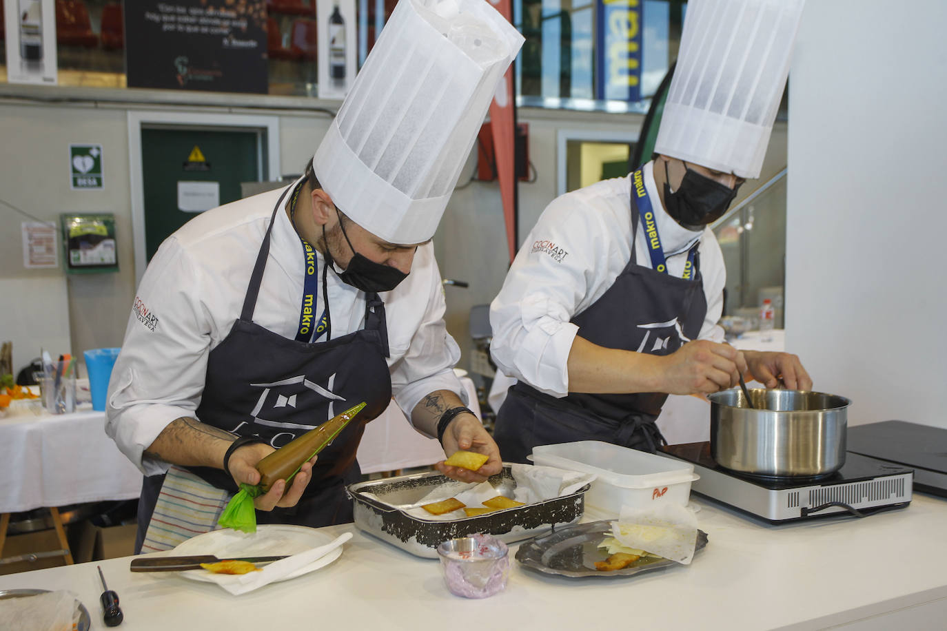 Beatriz Capiruchipi, del restaurante Los Abetos, gana el Concurso de Cocineros de Torrelavega. La final se ha celebrado este martes en el pabellón multiusos Sergio García 'El Niño'. El segundo premio del certamen dedicado a Nacho Basurto recayó en Javier Marañón, y el tercero fue para Alexis Fernández