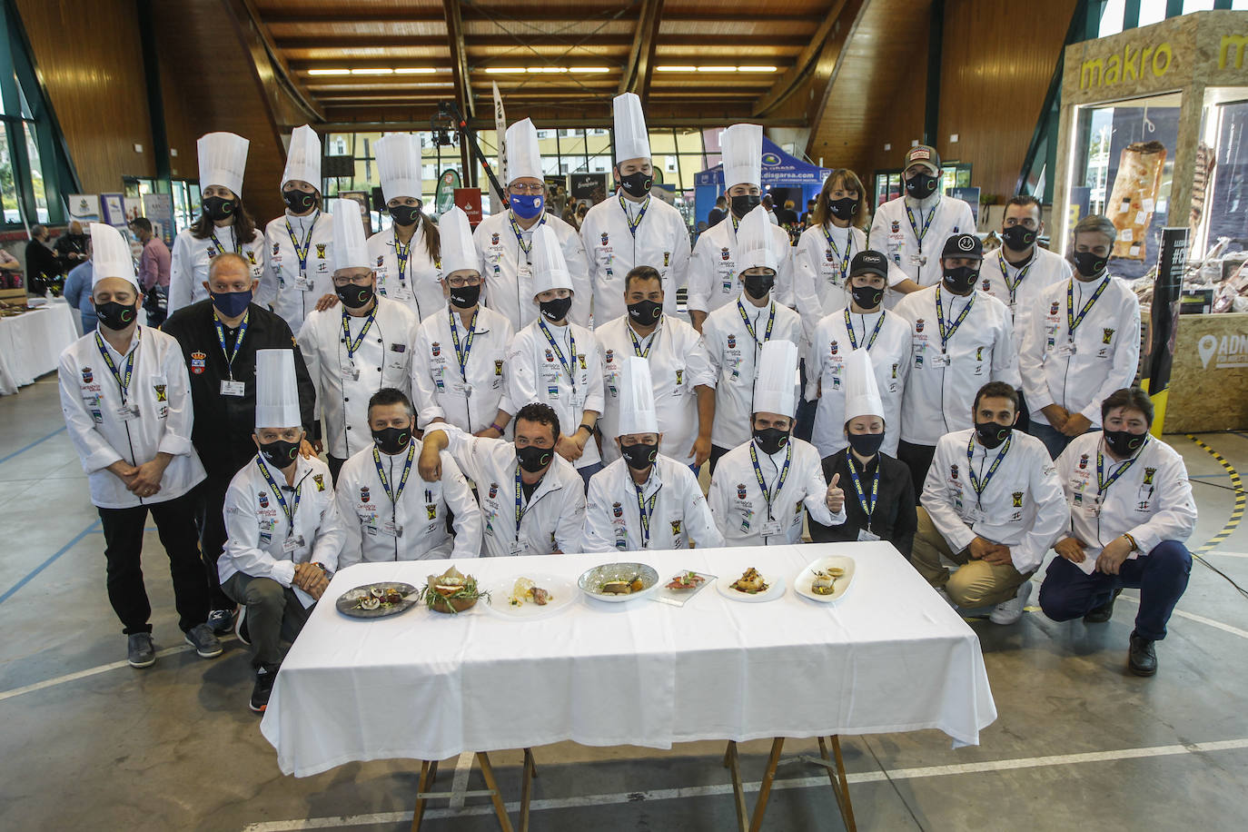 Beatriz Capiruchipi, del restaurante Los Abetos, gana el Concurso de Cocineros de Torrelavega. La final se ha celebrado este martes en el pabellón multiusos Sergio García 'El Niño'. El segundo premio del certamen dedicado a Nacho Basurto recayó en Javier Marañón, y el tercero fue para Alexis Fernández