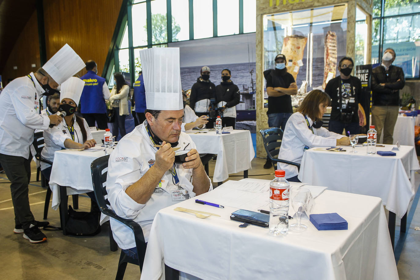 Beatriz Capiruchipi, del restaurante Los Abetos, gana el Concurso de Cocineros de Torrelavega. La final se ha celebrado este martes en el pabellón multiusos Sergio García 'El Niño'. El segundo premio del certamen dedicado a Nacho Basurto recayó en Javier Marañón, y el tercero fue para Alexis Fernández