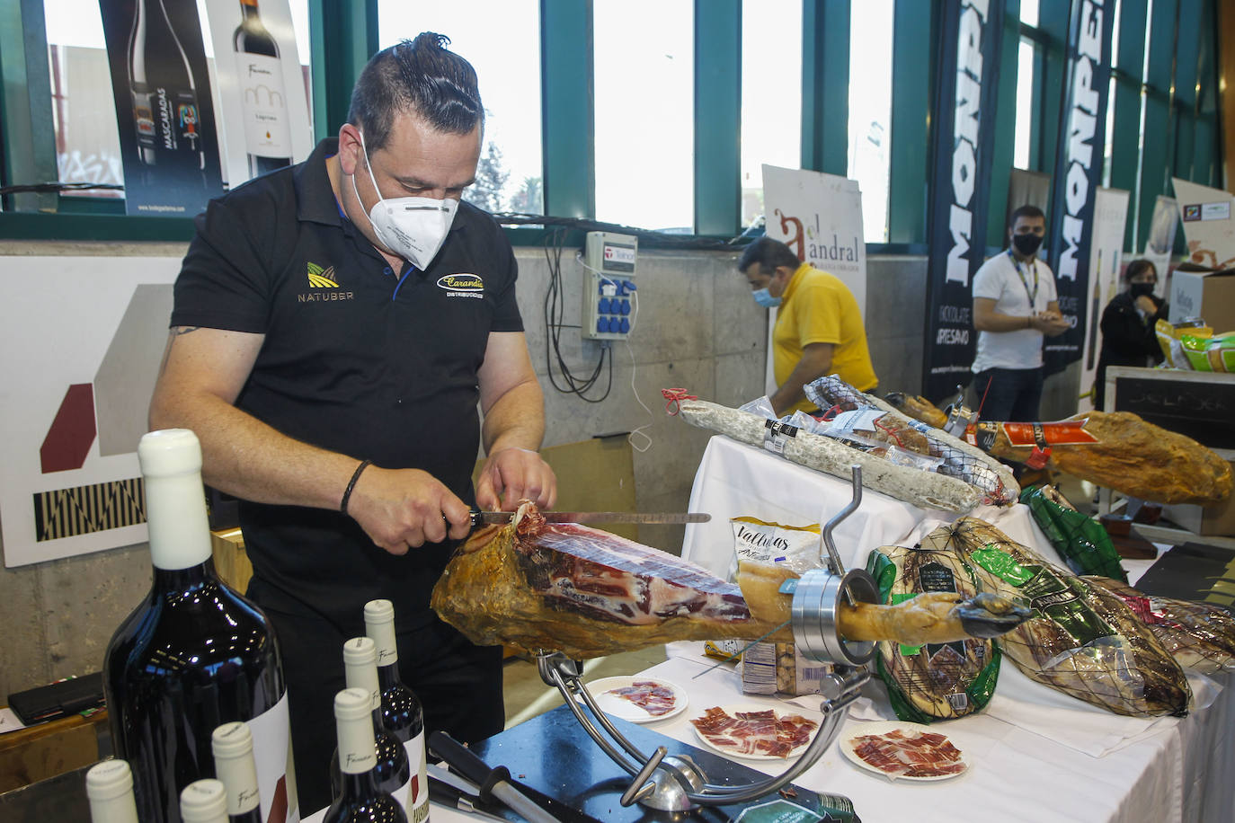 Beatriz Capiruchipi, del restaurante Los Abetos, gana el Concurso de Cocineros de Torrelavega. La final se ha celebrado este martes en el pabellón multiusos Sergio García 'El Niño'. El segundo premio del certamen dedicado a Nacho Basurto recayó en Javier Marañón, y el tercero fue para Alexis Fernández