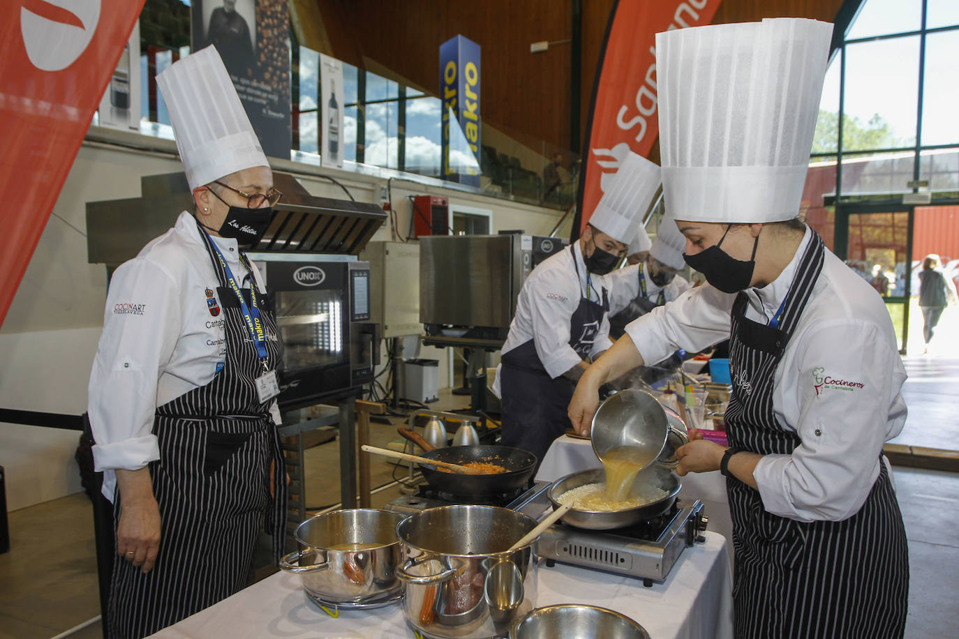 Beatriz Capiruchipi, del restaurante Los Abetos, gana el Concurso de Cocineros de Torrelavega. La final se ha celebrado este martes en el pabellón multiusos Sergio García 'El Niño'. El segundo premio del certamen dedicado a Nacho Basurto recayó en Javier Marañón, y el tercero fue para Alexis Fernández