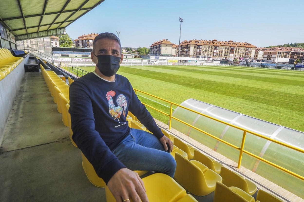 Luis Fernández, entrenador del CD Cayón, posa en las gradas del Fernando Astobiza. 