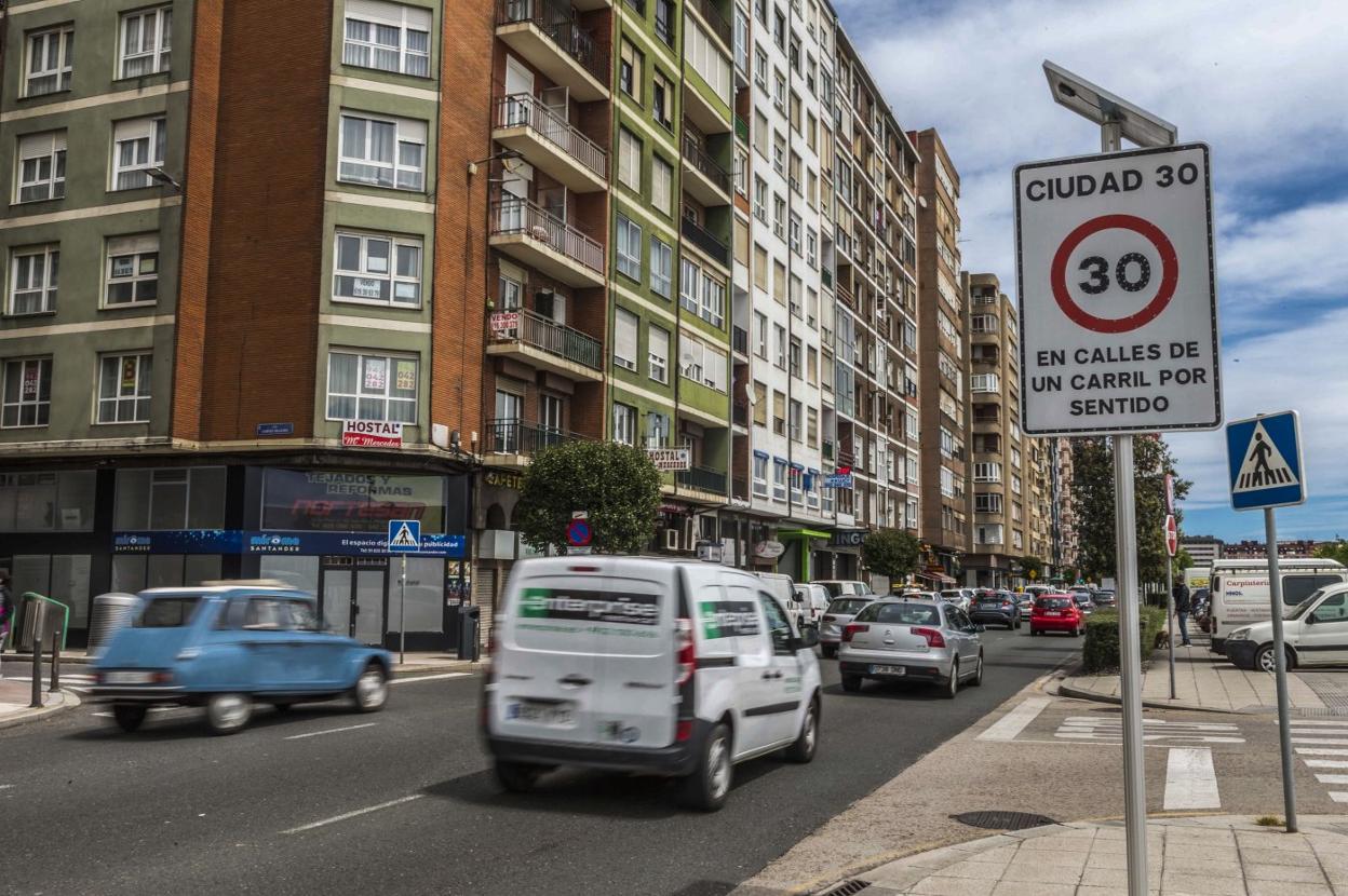 Las principales vías de acceso a la ciudad, como la calle Marqués de la Hermida, cuentan con nueva señalización para advertir a los conductores de los nuevos límites. 