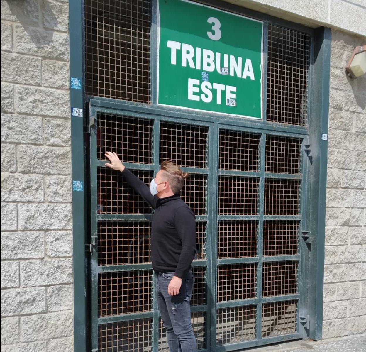 El concejal del PRC de Santander Vicente Nieto, compueba la rotura de la puerta que se vino abajo el pasado domingo.